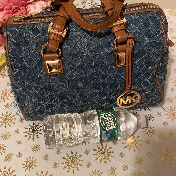 Michael Kors Greyson Satchel
DENIM 💙…Beautiful Blue
Brown Handle Accents 🤎 - Picture 12 of 14